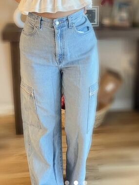 Levi's Light Blue Wide-Leg High-Waist Jeans.  Cargo Style Levis